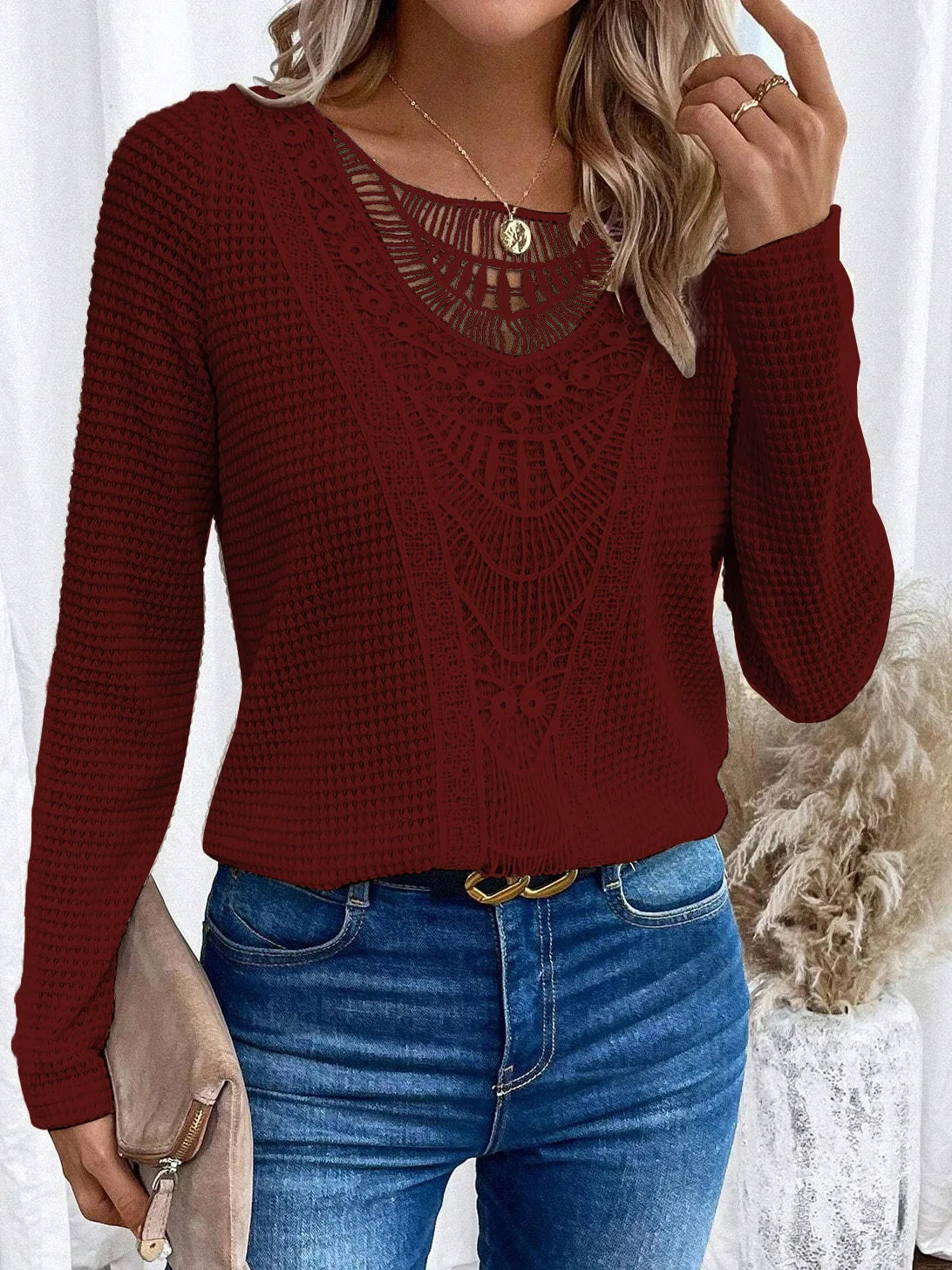 Gaby | Elegant T-shirt med Rund Hals og Udsnittede Detaljer